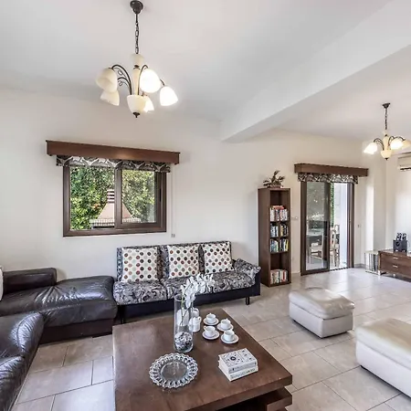 Kambos Dio Willa Polis