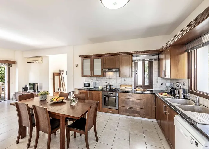 Kambos Dio Willa Polis