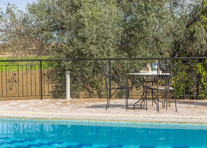 Kambos Dio Willa Polis